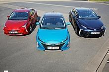 Elektrifizierte Toyota-Modelle (v.l.): Prius, Prius Plug-in Hybrid und das Brennstoffzellenauto Mirai.  Foto: Auto-Medienportal.Net/Toyota